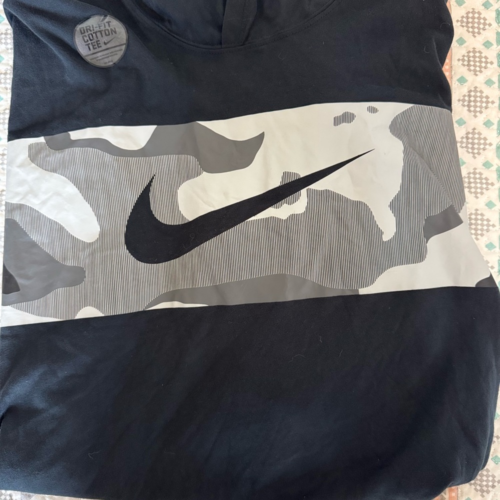 Nike Men's Black and Gray short sleeve pullover hoodie